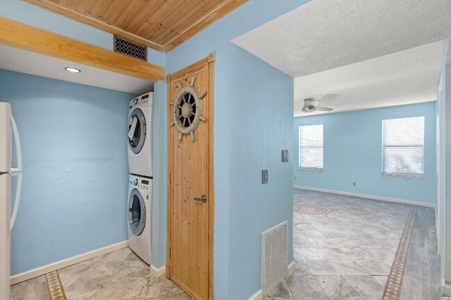 Building Photo - 2005 Greens Blvd