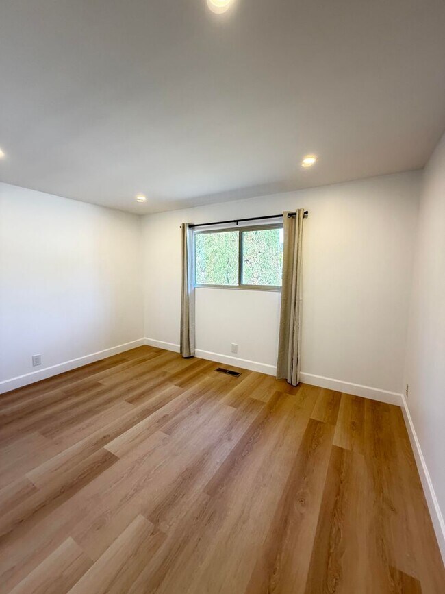 Building Photo - 9887 Broadmoor Dr