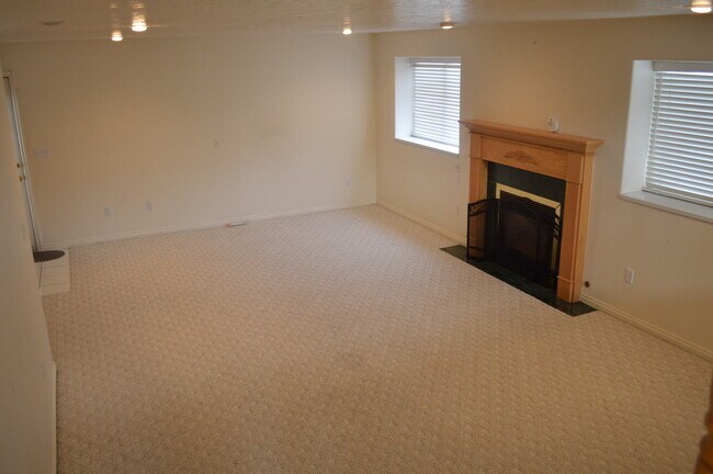 Building Photo - Huge Orem Home in Great Location