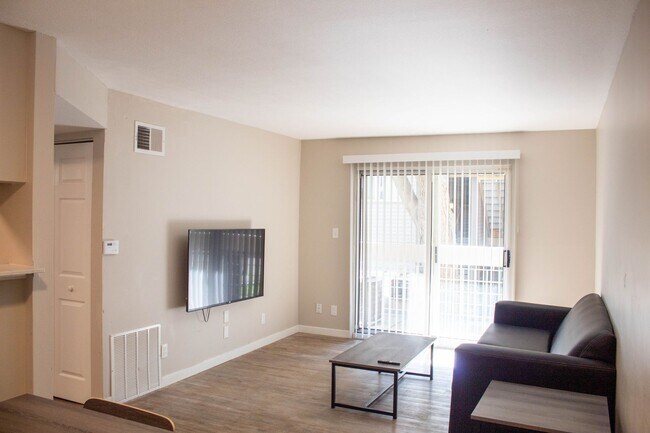 Interior Photo - 804 W Illinois St