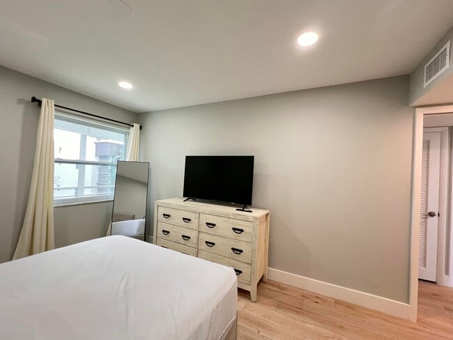 Building Photo - 698 Normandy Ln