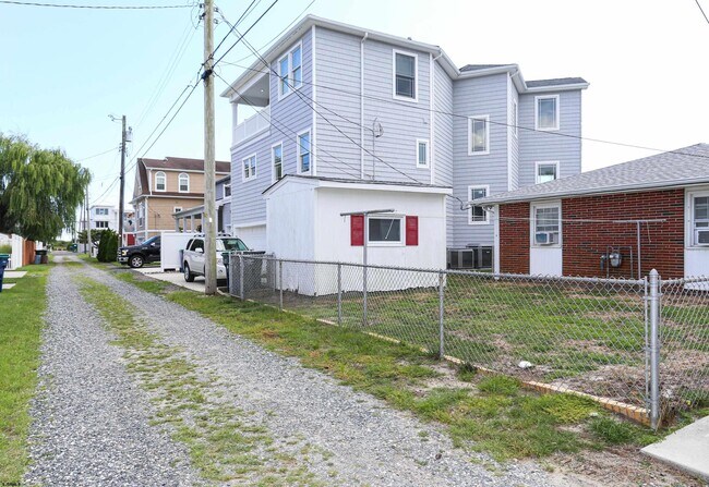 Building Photo - 315 22nd St S