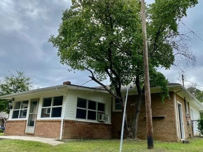 Building Photo - Cozy Ranch Home w/ Enclosed Sunroom, Fully...