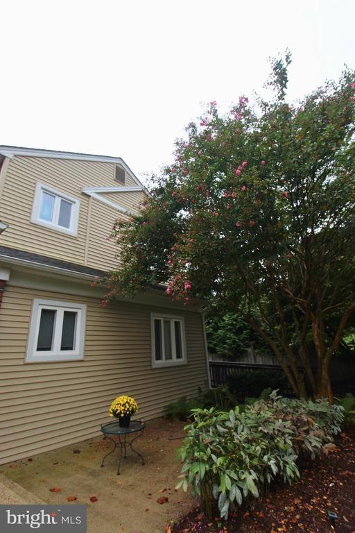Building Photo - 4614 Roxbury Dr