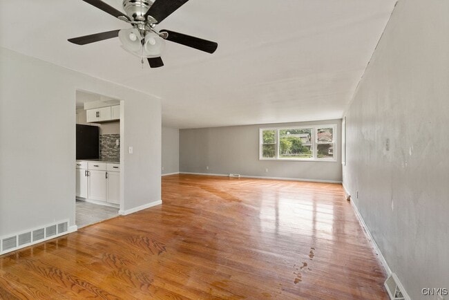 Building Photo - 117 Treeland Cir