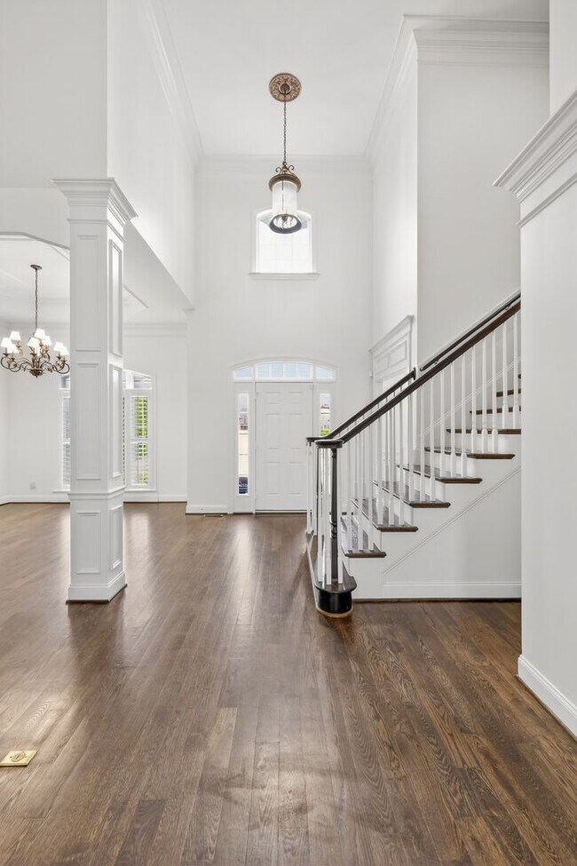 Building Photo - Beautiful 6BR Executive Brentwood Home with Pool