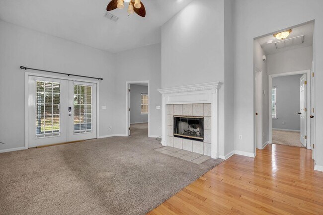 Building Photo - 944 Saddle Creek Run