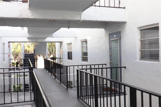 Building Photo - 3000 Sunrise Lakes Dr W