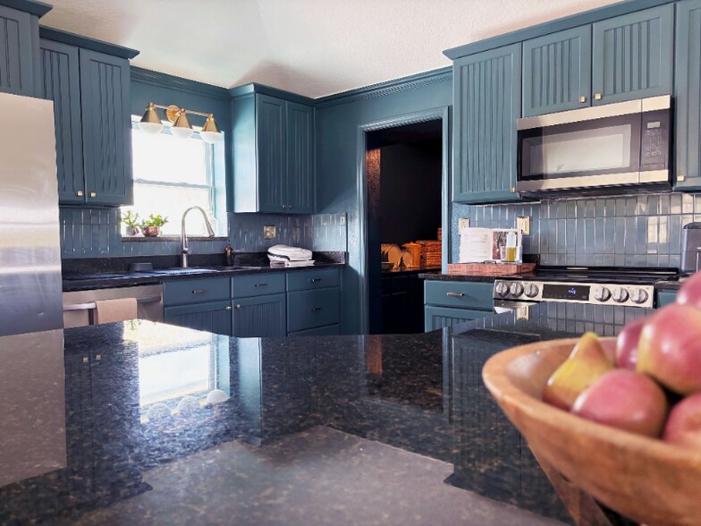 Building Photo - 405 North Blvd W