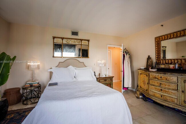 Building Photo - 1581 Brickell Ave