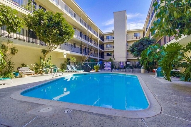 Building Photo - Upgraded 1/1 condo in Normal Heights! Pool...