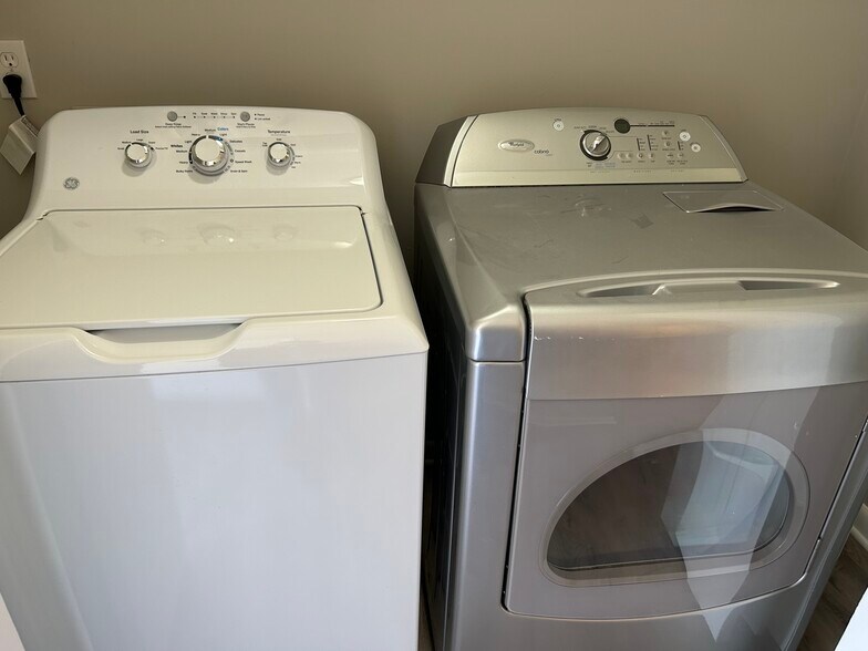washer/dryer hookups - 810 Lillard Rd