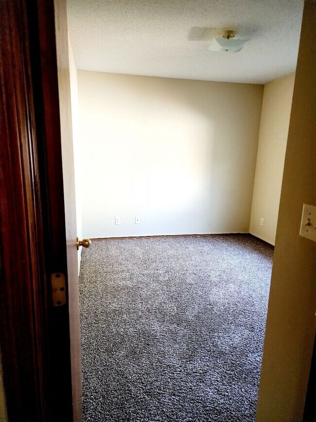 Building Photo - West Side Duplex - $300 off 1st Month !!