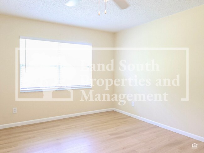 Building Photo - 631 Queens Loop N