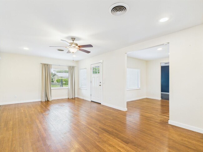 Building Photo - Charming 3-Bedroom Retreat with 2 Full Baths in the Heart of Fredericksburg!