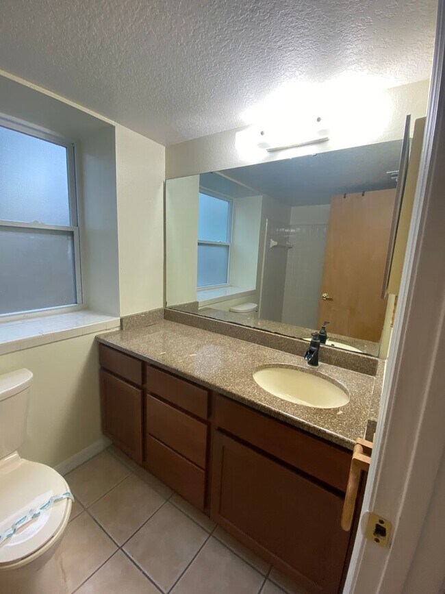 Building Photo - Great 3 Bedroom, 2 Bathroom condo in the V...
