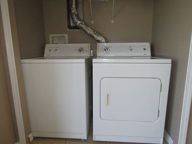 Building Photo - Townhouse 3Bed 2.5 bath Avail June 6th, 2025