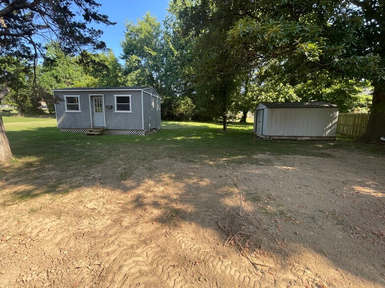 Building Photo - 211 Benton Dr