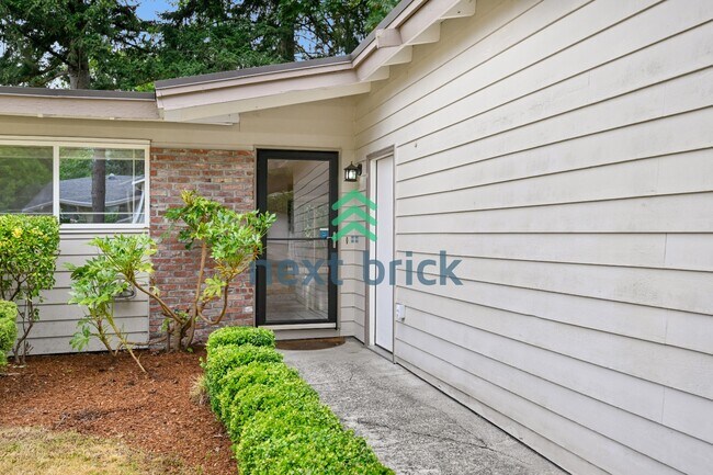 Building Photo - "Charming 3-Bedroom Bellevue Retreat: Cozy Comfort & Ideal Location!"