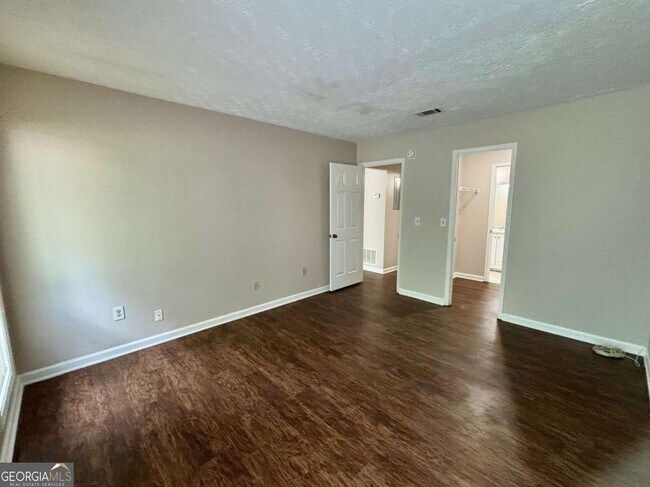 Building Photo - 3841 Woodridge Way