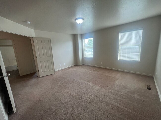 Building Photo - Lovely Home For Rent