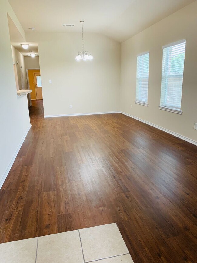 Building Photo - Charming 3/2 Duplex with Garage — No Carpet, Fenced Yard!