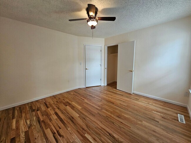 Building Photo - 3 Bed 1 Bath Charming Westside Retreat!!