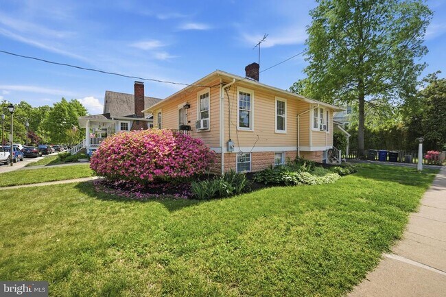 Building Photo - 524 N Kenmore St