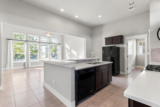 Building Photo - 710 Arrow Point Dr