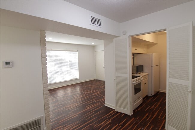 Building Photo - 2101 Fountain View Dr