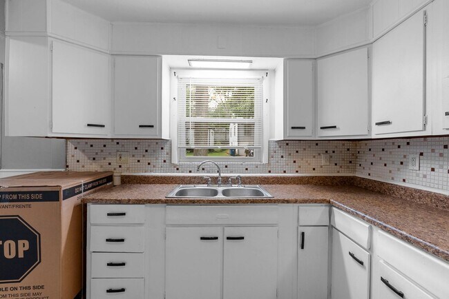 Building Photo - Charming Updated 2 Bed, 1 Bath Ranch – A H...