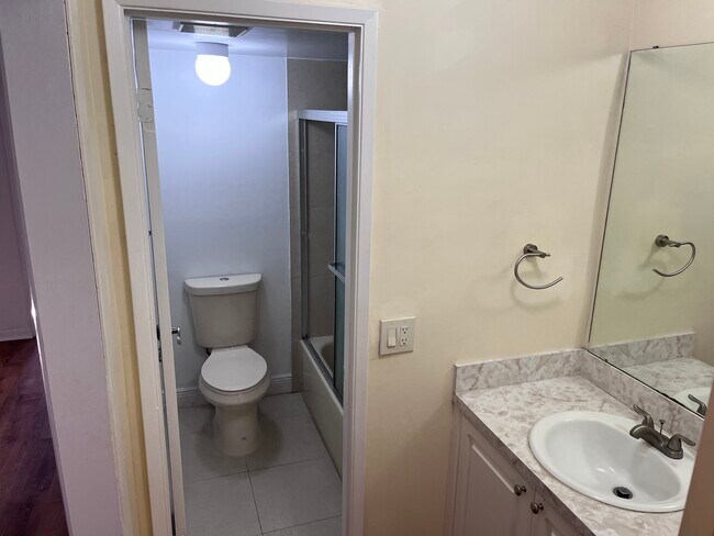 Bath 2 - 9137 Fontainebleau Blvd