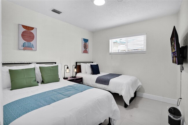 Building Photo - 6452 Custer St