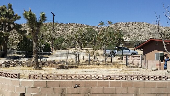 Building Photo - 56565 Sunnyslope Dr