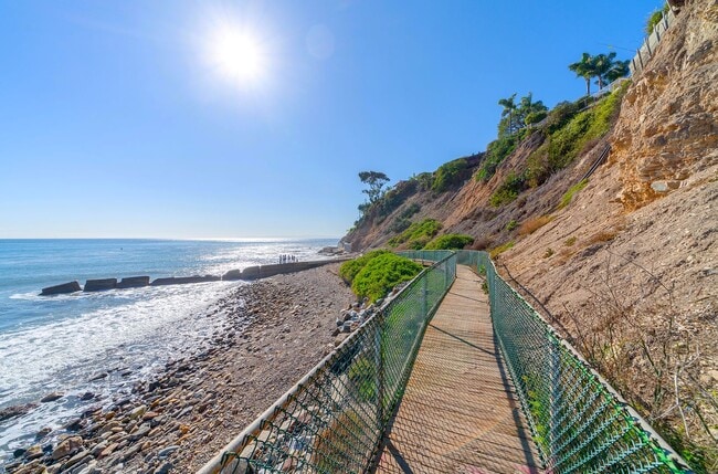 Building Photo - San Pedro Unit with Spectacular Ocean/Mari...