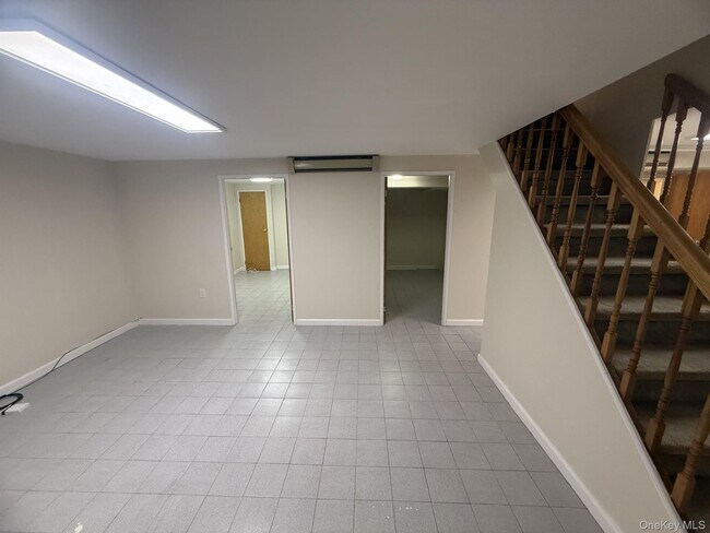 Building Photo - 147 Primrose Dr