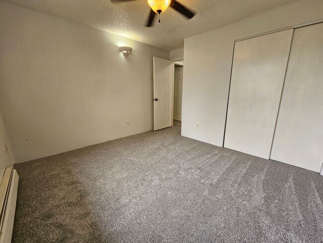 Building Photo - Serene 2 Bedroom 1 1/2 Bath Aurora Townhom...