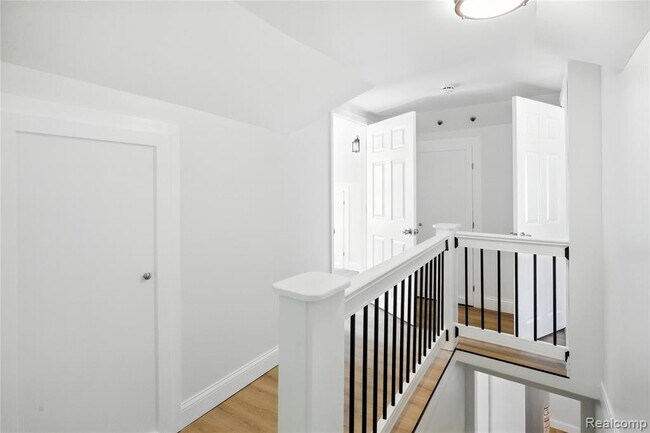 Building Photo - 429 W Bernhard Ave