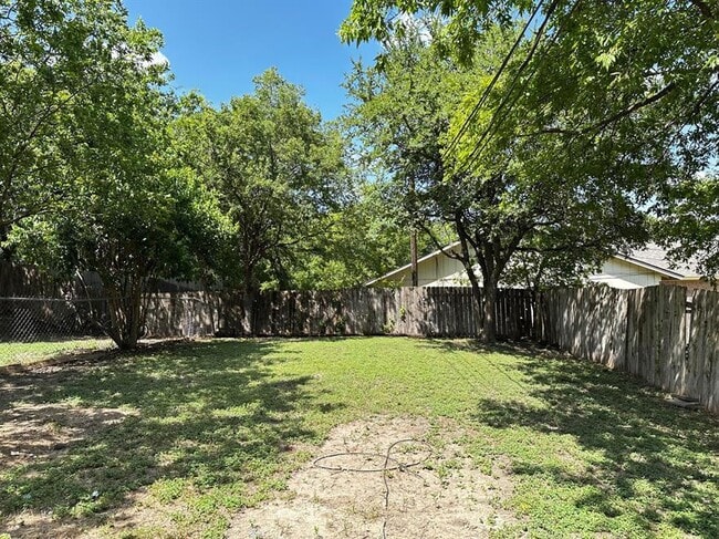 Building Photo - 1102 Hickory Grove Dr