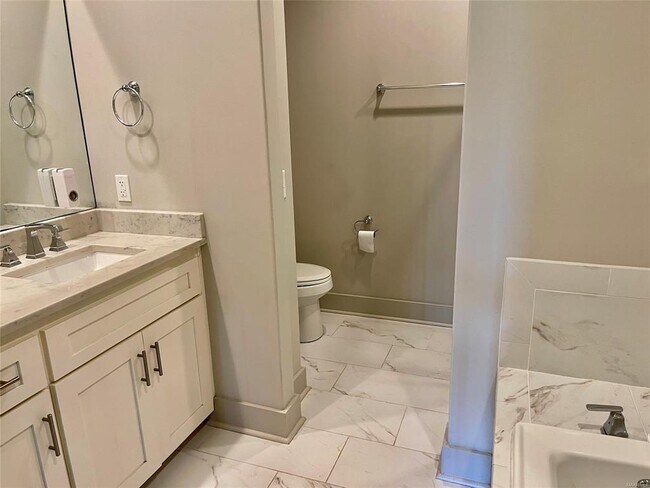 Building Photo - 4924 Upper James St