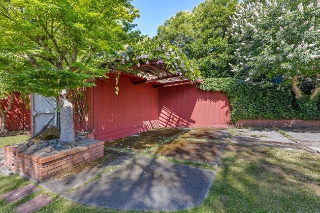 Building Photo - Charming Single-Level 3 Bedroom, 2 Bath Home