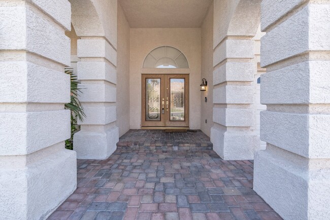 Building Photo - LUXORY 5 BEDROOM 3 1/2 BATH HOME LOCATED I...