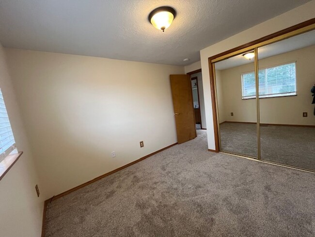 Building Photo - 3 Bedroom 2 Bath McMinnville OR