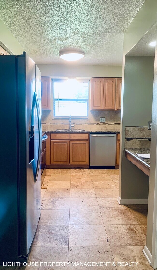 Building Photo - Spacious 4-Bedroom, 2-Bath with Fenced Yar...
