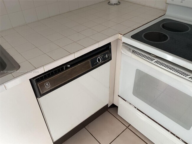 Building Photo - 516 Saxony Dr