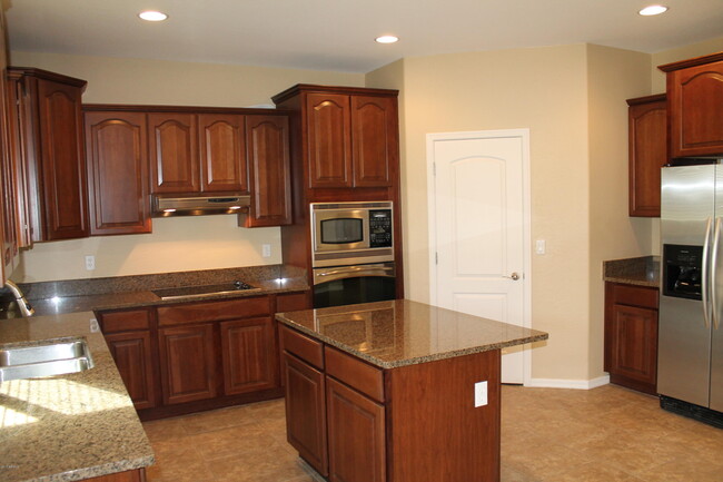 Building Photo - 9059 W Red Fox Rd