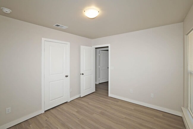 Building Photo - 6904 Athens St