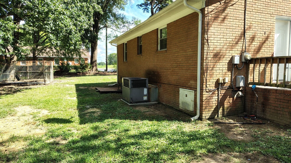 Building Photo - Room in House on Old Monroe Rd