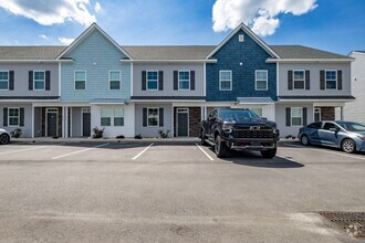 Building Photo - 3 Bedroom Townhome each with en-suite bath...