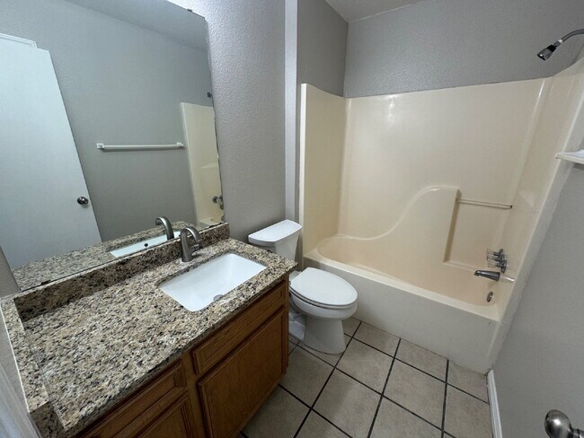 Building Photo - 2-Bed 2-Bath 1-Car Garage easy access to W...